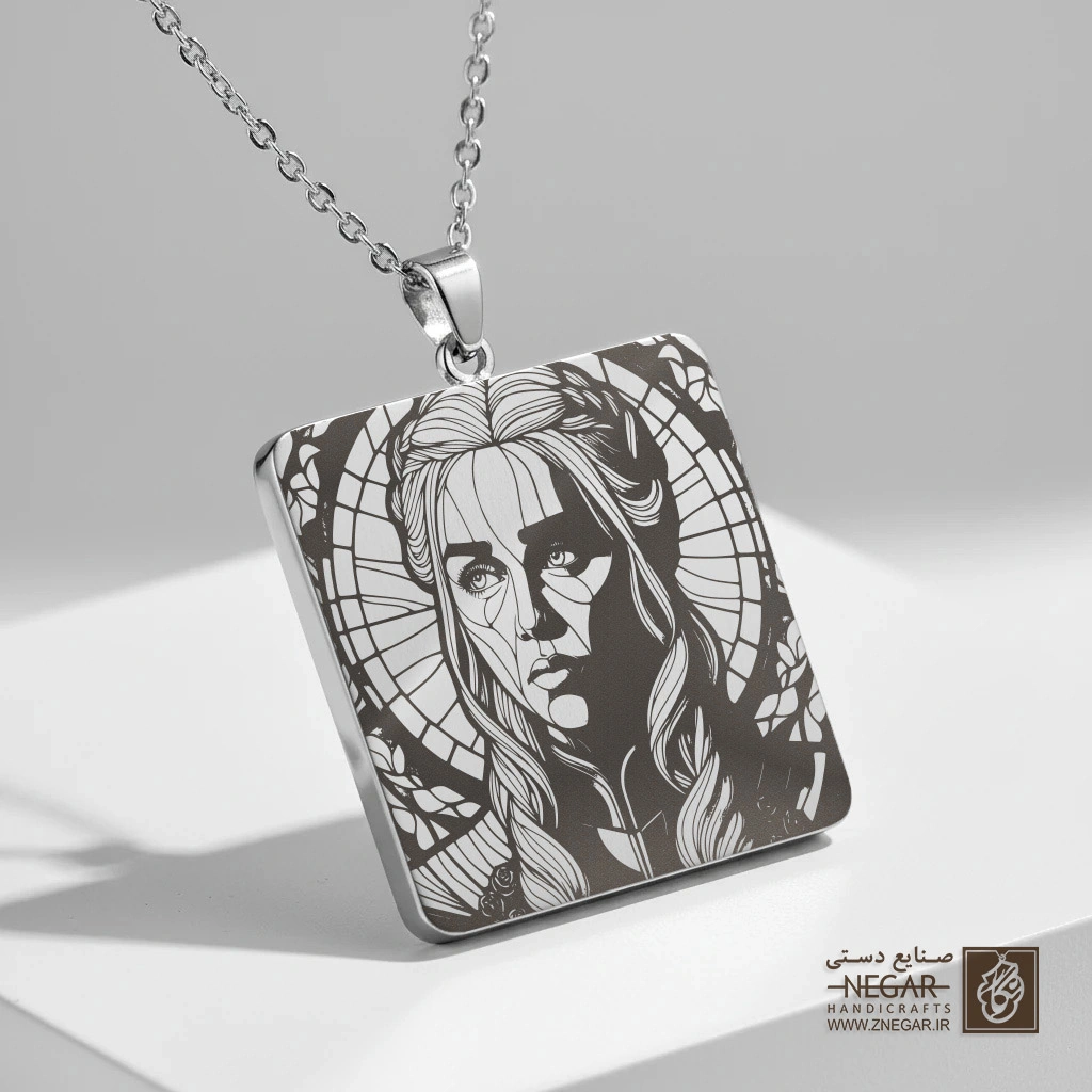 گردنبند طرح چهره دنریس در قاب اسلیمی (حکاکی لیزری فایبر، مدل قاب مربع) کد 501384