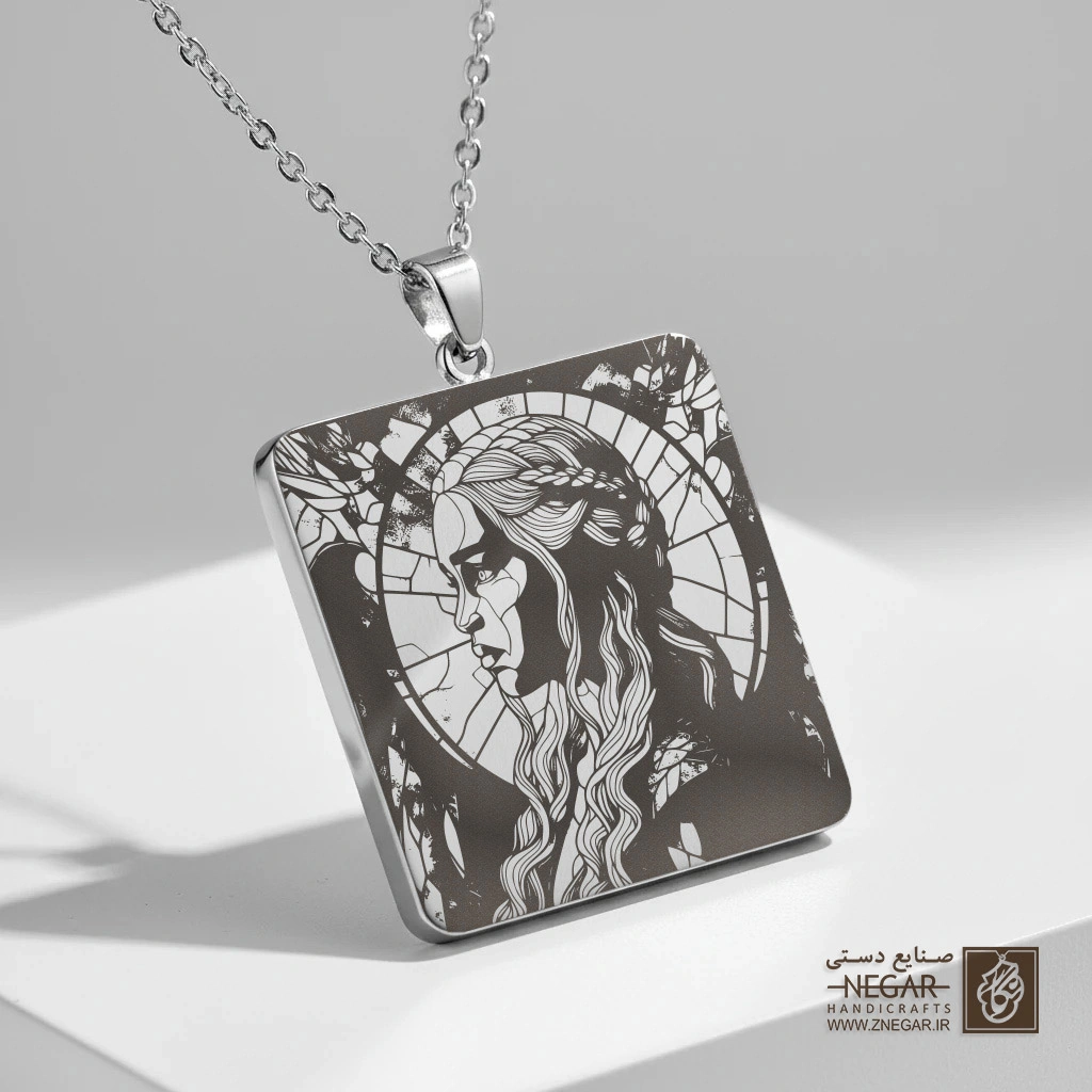 گردنبند طرح نیم‌رخ دنریس تارگرین (حکاکی لیزری فایبر، مدل قاب مربع) کد 501398