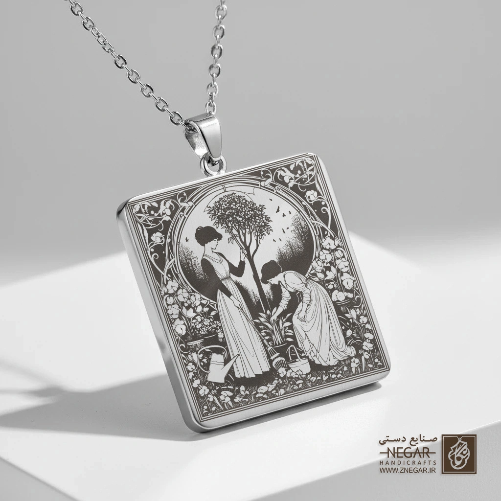 گردنبند طرح زن در حال باغبانی (حکاکی لیزری فایبر، مدل قاب مربع) کد 501400