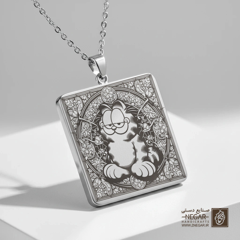 گردنبند طرح گارفیلد (Garfield) نشسته (حکاکی لیزری فایبر، مدل قاب مربع) کد 501404
