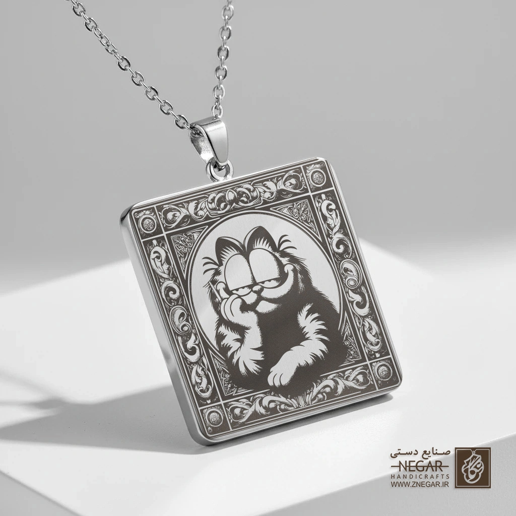 گردنبند طرح گارفیلد متفکر در قاب (حکاکی لیزری فایبر، مدل قاب مربع) کد 501412