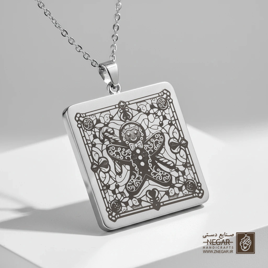 گردنبند طرح Gingerbread مینیاتوری (حکاکی لیزری فایبر، مدل قاب مربع) کد 501437