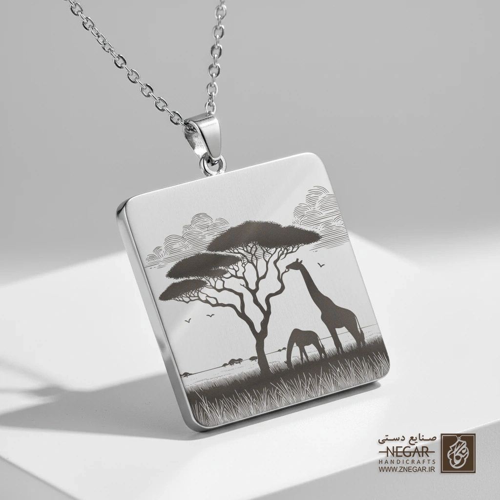 گردنبند طرح خانواده زرافه در غروب (حکاکی لیزری فایبر، مدل قاب مربع) کد 501446