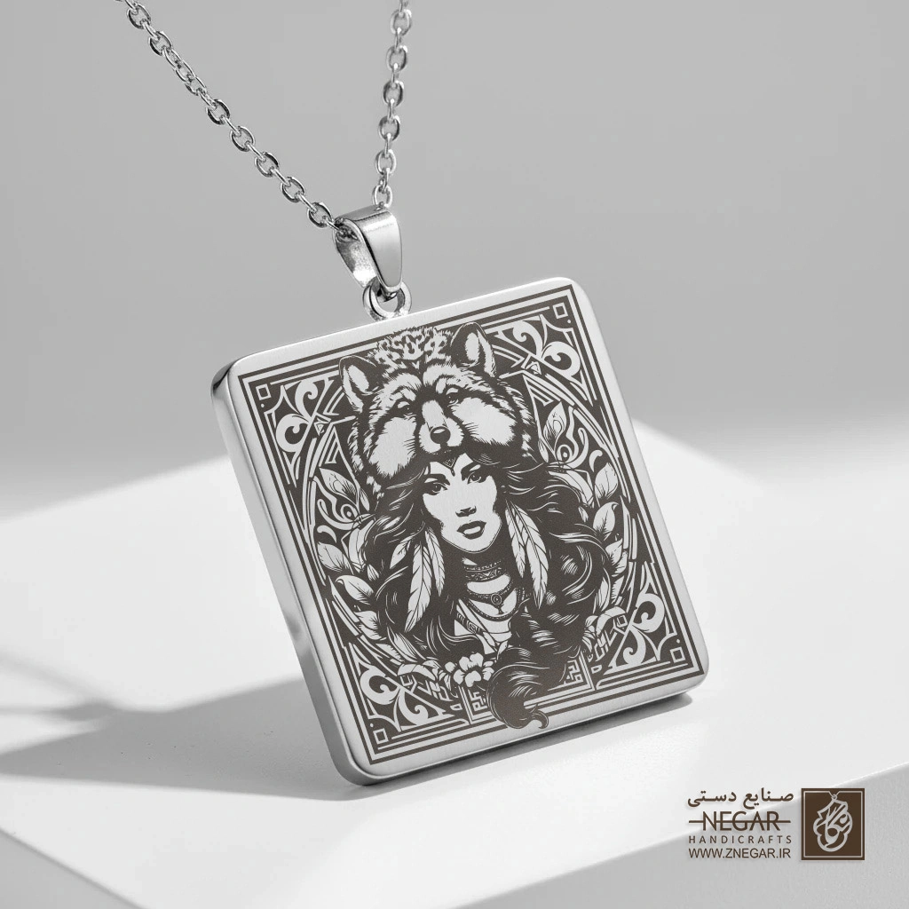 گردنبند طرح چهره زن با کلاه خرس (حکاکی لیزری فایبر، مدل قاب مربع) کد 501459