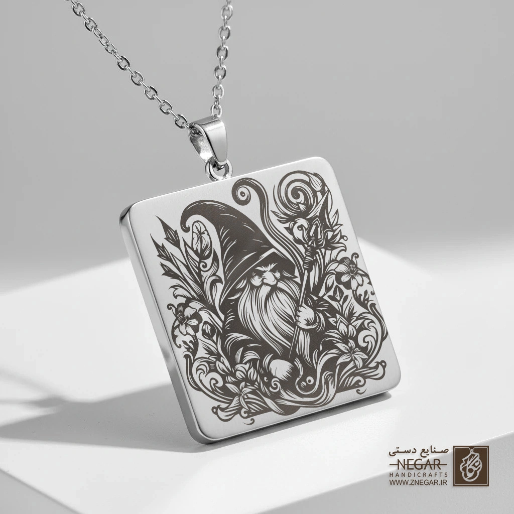 گردنبند طرح نانوم کریسمس با ریش بلند (حکاکی لیزری فایبر، مدل قاب مربع) کد 501468