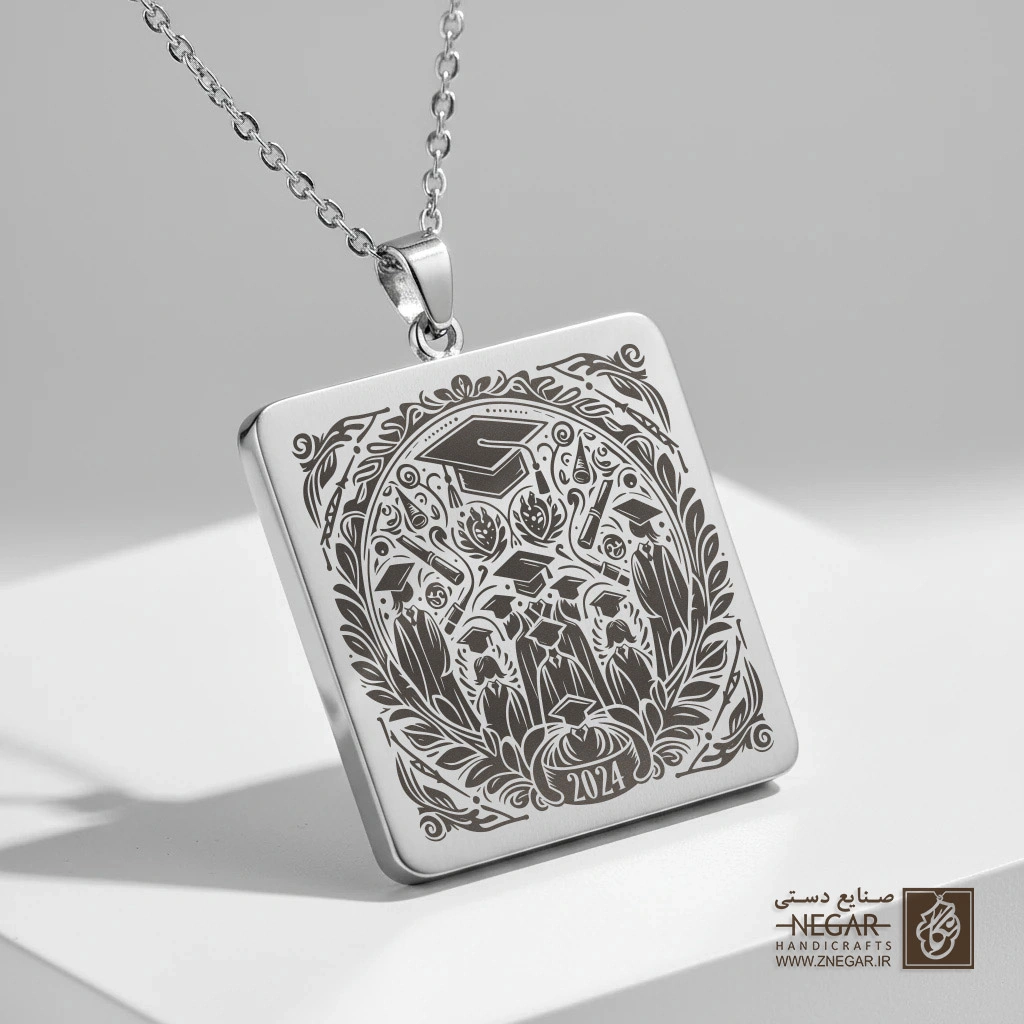 گردنبند طرح کلاه فارغ‌التحصیلی و گل (حکاکی لیزری فایبر، مدل قاب مربع) کد 501519