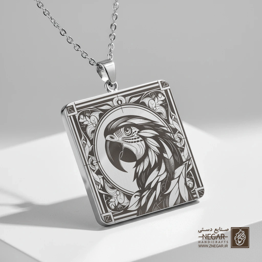 گردنبند طرح پرتره طوطی در قاب اسلیمی (حکاکی لیزری فایبر، مدل قاب مربع) کد 501527