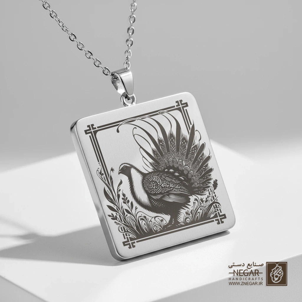 گردنبند طرح باقرقره در میان طبیعت (حکاکی لیزری فایبر، مدل قاب مربع) کد 501539