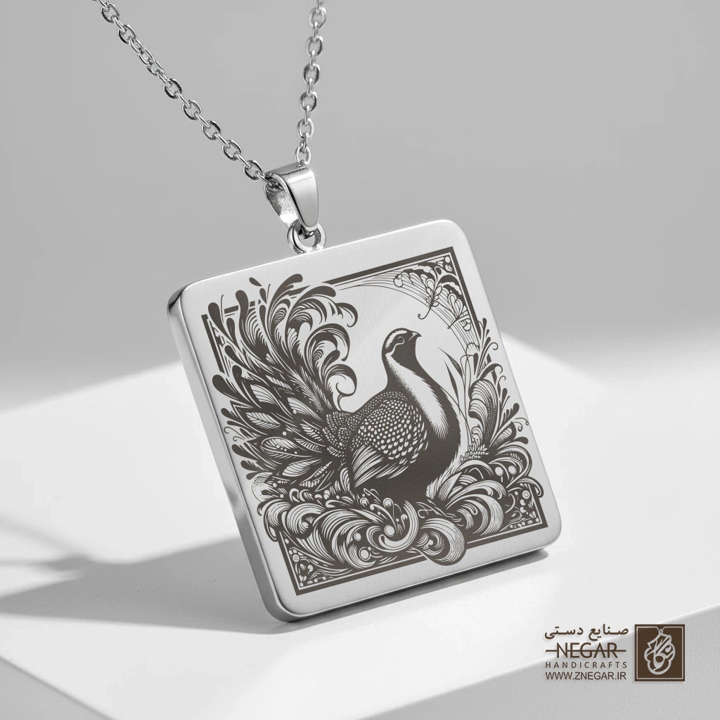 گردنبند طرح باقرقره با نقوش اسلیمی (حکاکی لیزری فایبر، مدل قاب مربع) کد 501540