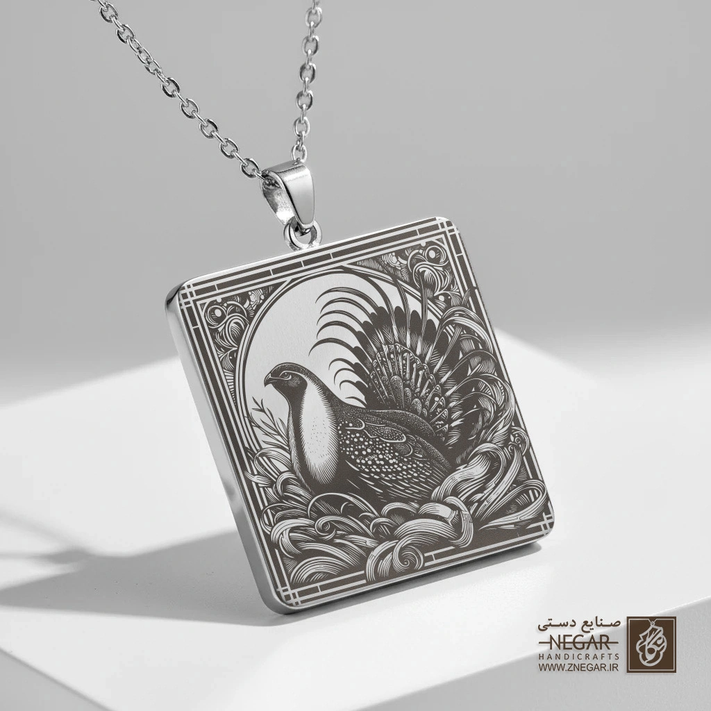 گردنبند طرح پرنده باقرقره بزرگ (حکاکی لیزری فایبر، مدل قاب مربع) کد 501541