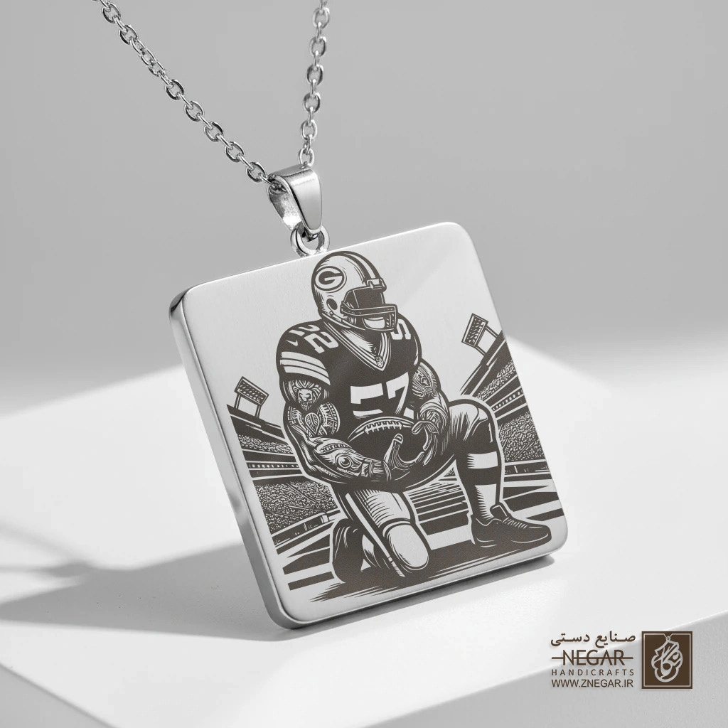 گردنبند طرح نبرد در زمین فوتبال (حکاکی لیزری فایبر، مدل قاب مربع) کد 501545