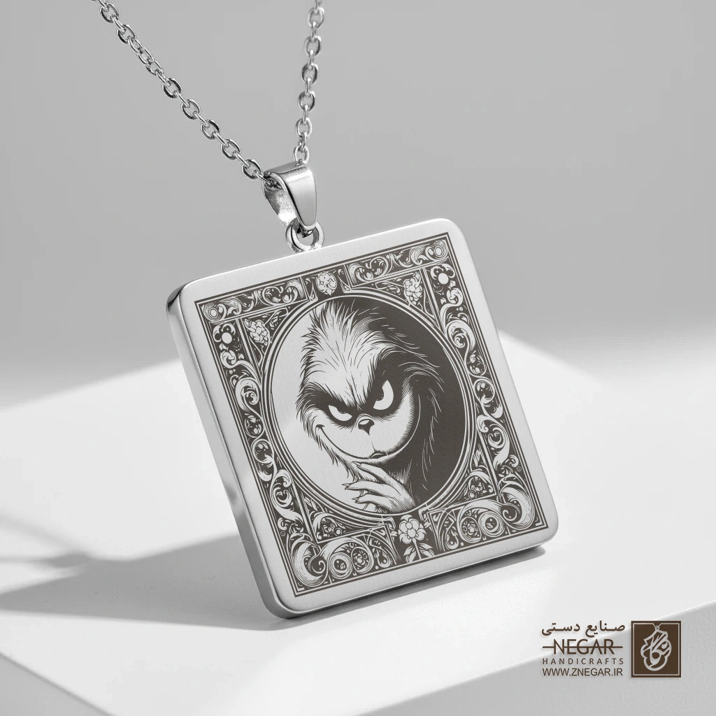 گردنبند طرح چهره گرینچ (Grinch) (حکاکی لیزری فایبر، مدل قاب مربع) کد 501546