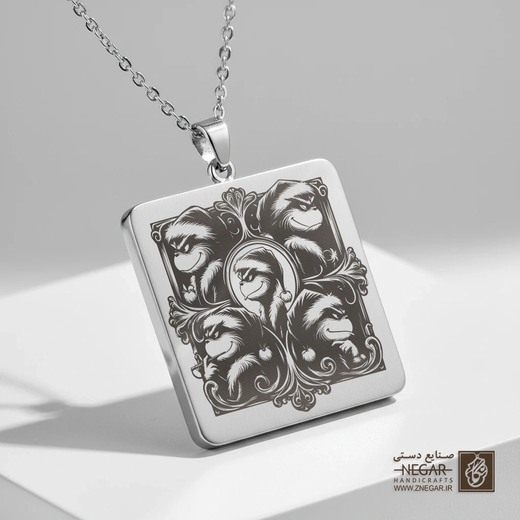 گردنبند طرح چهره خندان گرینچ (حکاکی لیزری فایبر، مدل قاب مربع) کد 501552