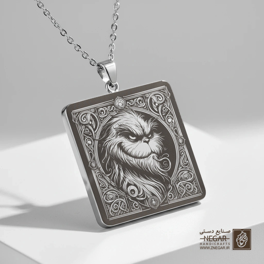 گردنبند طرح پرتره رئال گرینچ (حکاکی لیزری فایبر، مدل قاب مربع) کد 501554