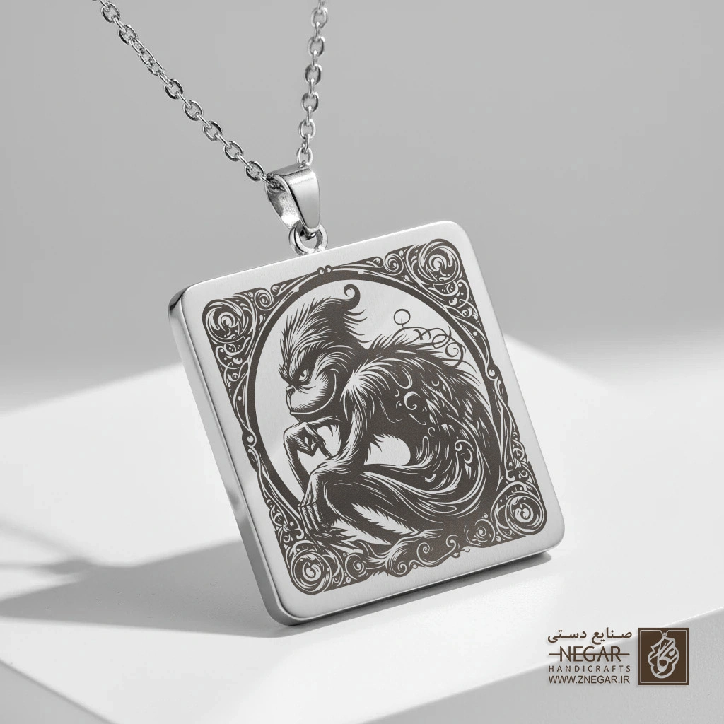 گردنبند طرح فیگور ایستاده گرینچ (حکاکی لیزری فایبر، مدل قاب مربع) کد 501555