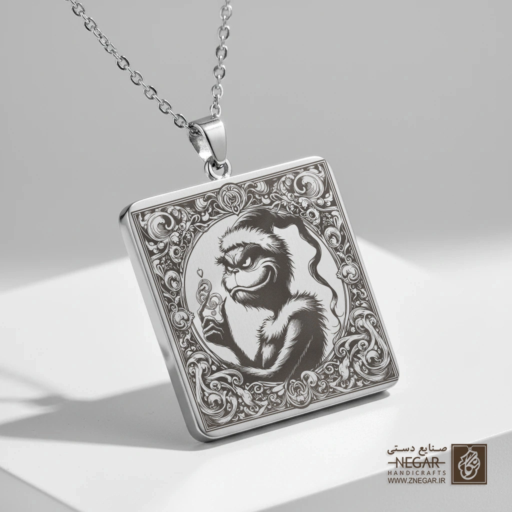 گردنبند طرح گرینچ و فانوس کریسمس (حکاکی لیزری فایبر، مدل قاب مربع) کد 501558
