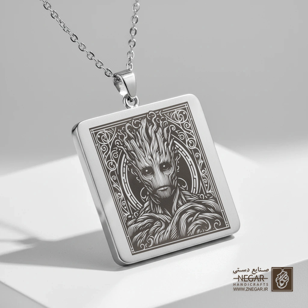 گردنبند طرح پرتره گروت (Groot) (حکاکی لیزری فایبر، مدل قاب مربع) کد 501565