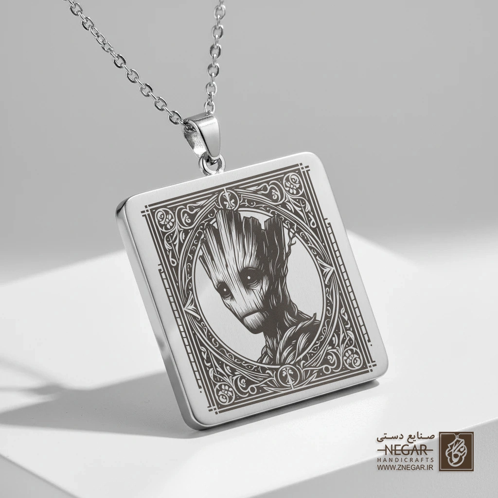 گردنبند طرح گروت متفکر در قاب (حکاکی لیزری فایبر، مدل قاب مربع) کد 501574