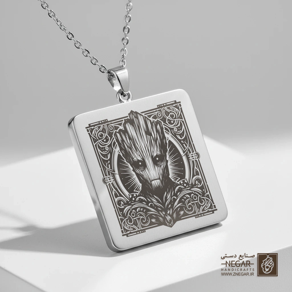 گردنبند طرح چهره گروت در قاب اسلیمی (حکاکی لیزری فایبر، مدل قاب مربع) کد 501577