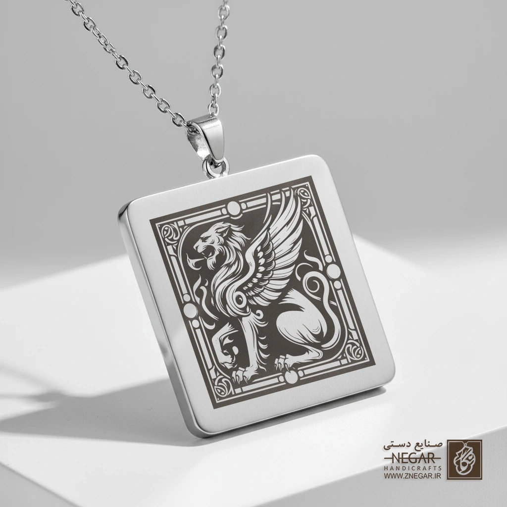 گردنبند طرح نماد گریفون مقتدر (حکاکی لیزری فایبر، مدل قاب مربع) کد 501584