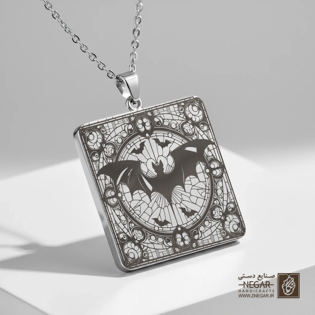 گردنبند طرح خفاش و شب مهتابی (حکاکی لیزری فایبر، مدل قاب مربع) کد 501589