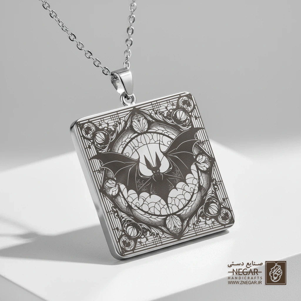 گردنبند طرح خفاش در قاب اسلیمی شب (حکاکی لیزری فایبر، مدل قاب مربع) کد 501595