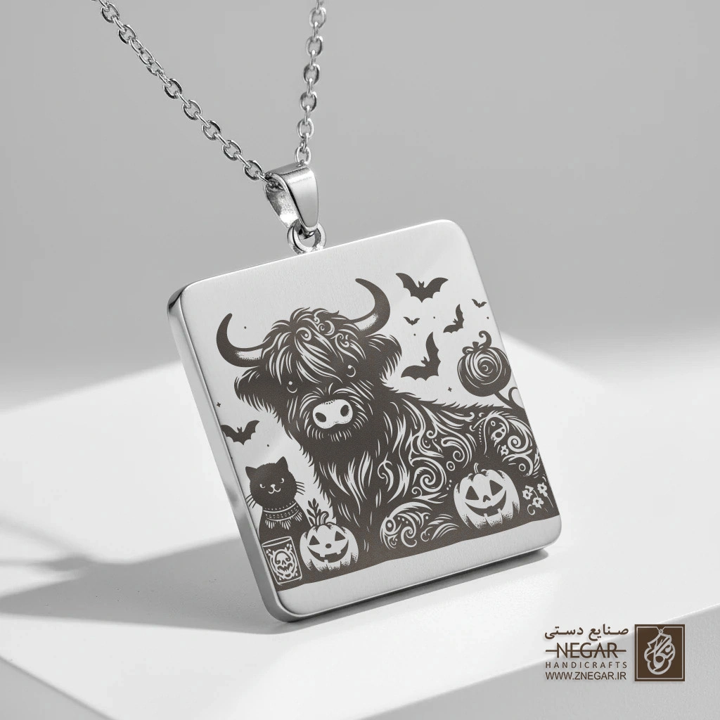گردنبند طرح گاو اسکاتلندی و کدو تنبل (Halloween Highland Cattle) (حکاکی لیزری فایبر، مدل قاب مربع) ک