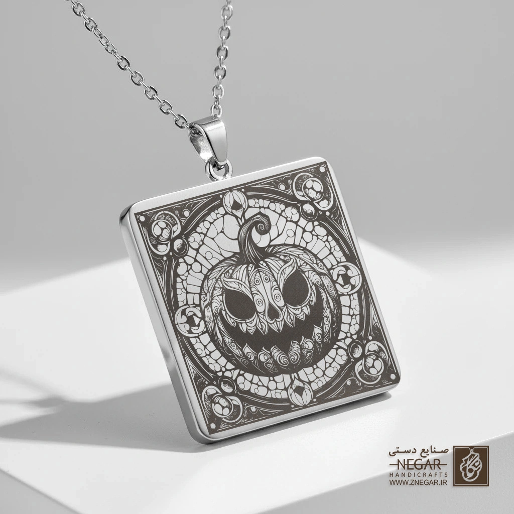 گردنبند طرح کدو خبیث در قاب اسلیمی (حکاکی لیزری فایبر، مدل قاب مربع) کد 501686