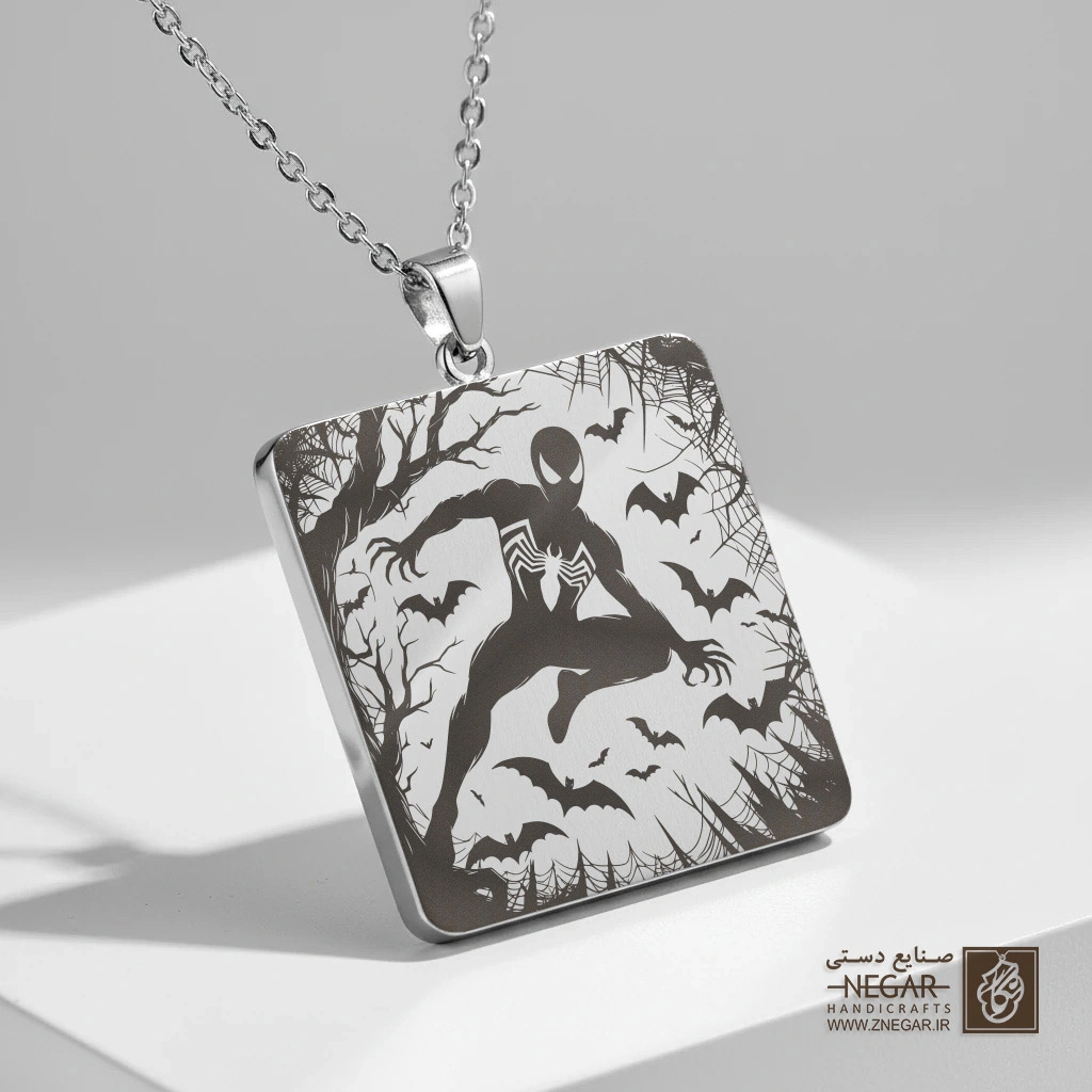 گردنبند طرح مرد عنکبوتی هالووینی (حکاکی لیزری فایبر، مدل قاب مربع) کد 501693