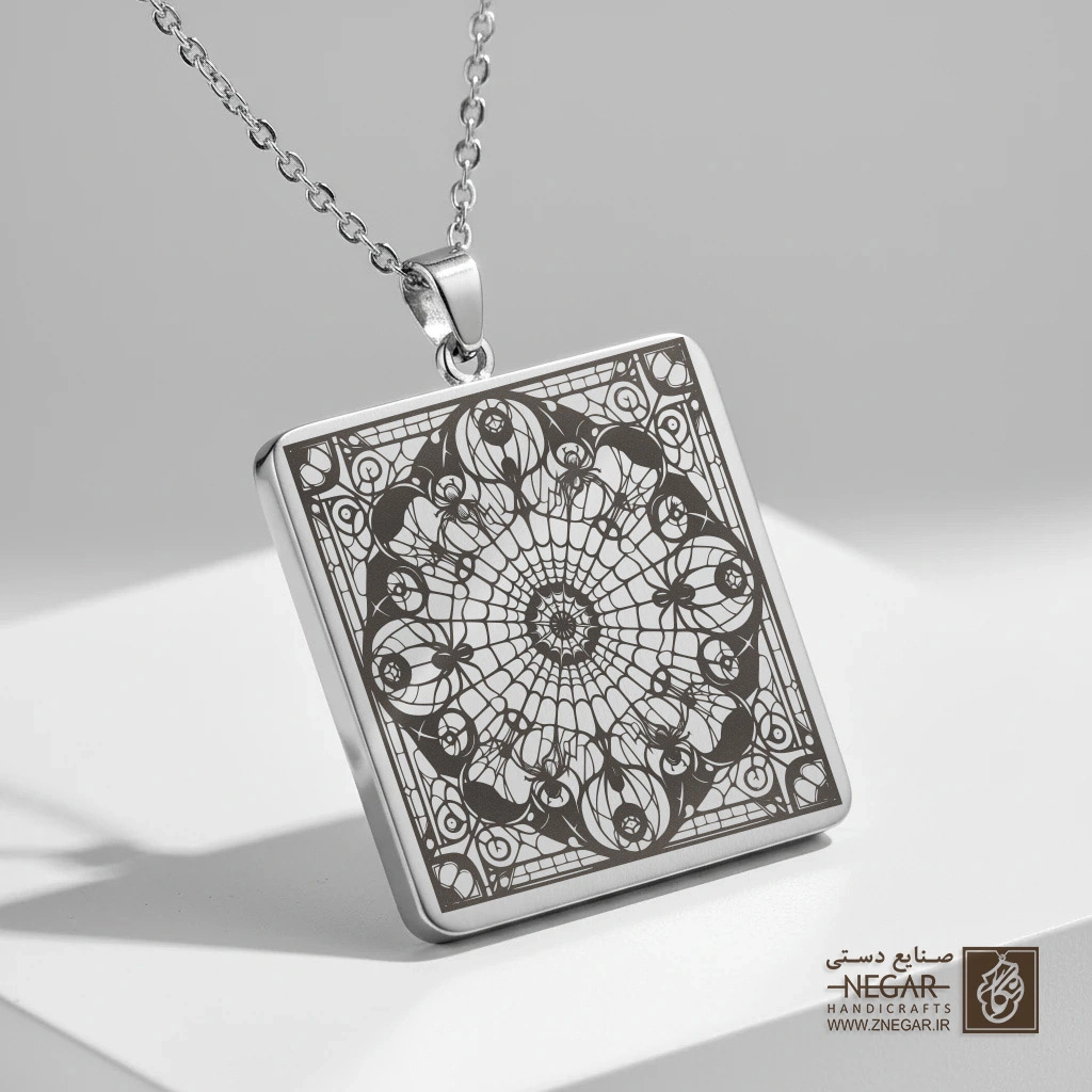 گردنبند طرح تار عنکبوت ماندالا (حکاکی لیزری فایبر، مدل قاب مربع) کد 501694