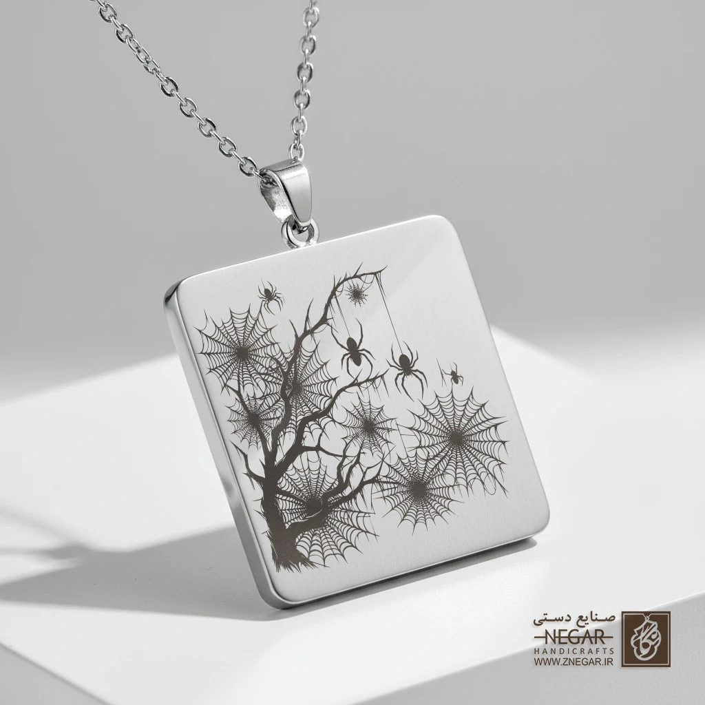 گردنبند طرح درخت و عنکبوت هالووین (حکاکی لیزری فایبر، مدل قاب مربع) کد 501695