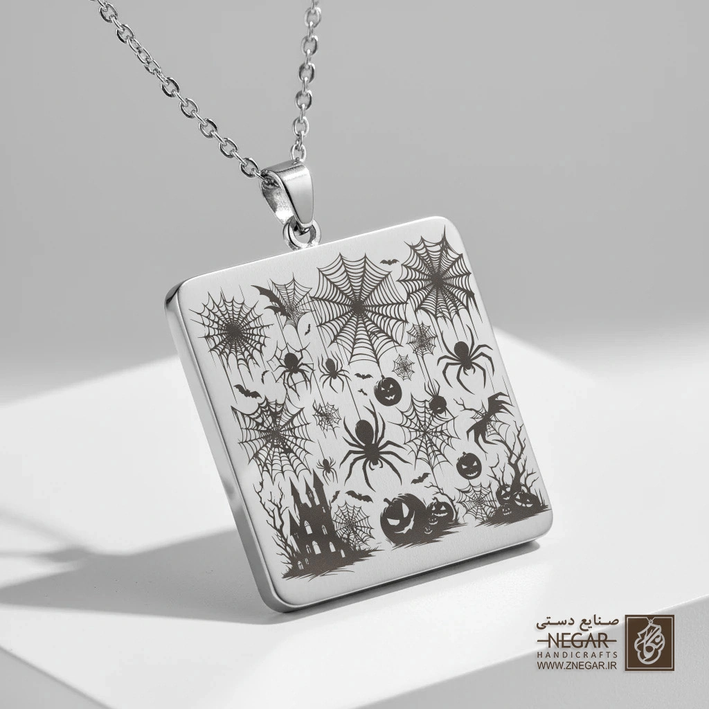 گردنبند طرح عنکبوت و عمارت متروکه (حکاکی لیزری فایبر، مدل قاب مربع) کد 501700