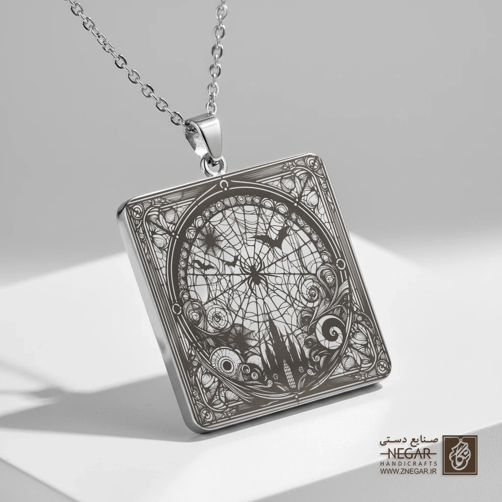 گردنبند طرح عنکبوت در قاب دایره‌ای (حکاکی لیزری فایبر، مدل قاب مربع) کد 501708