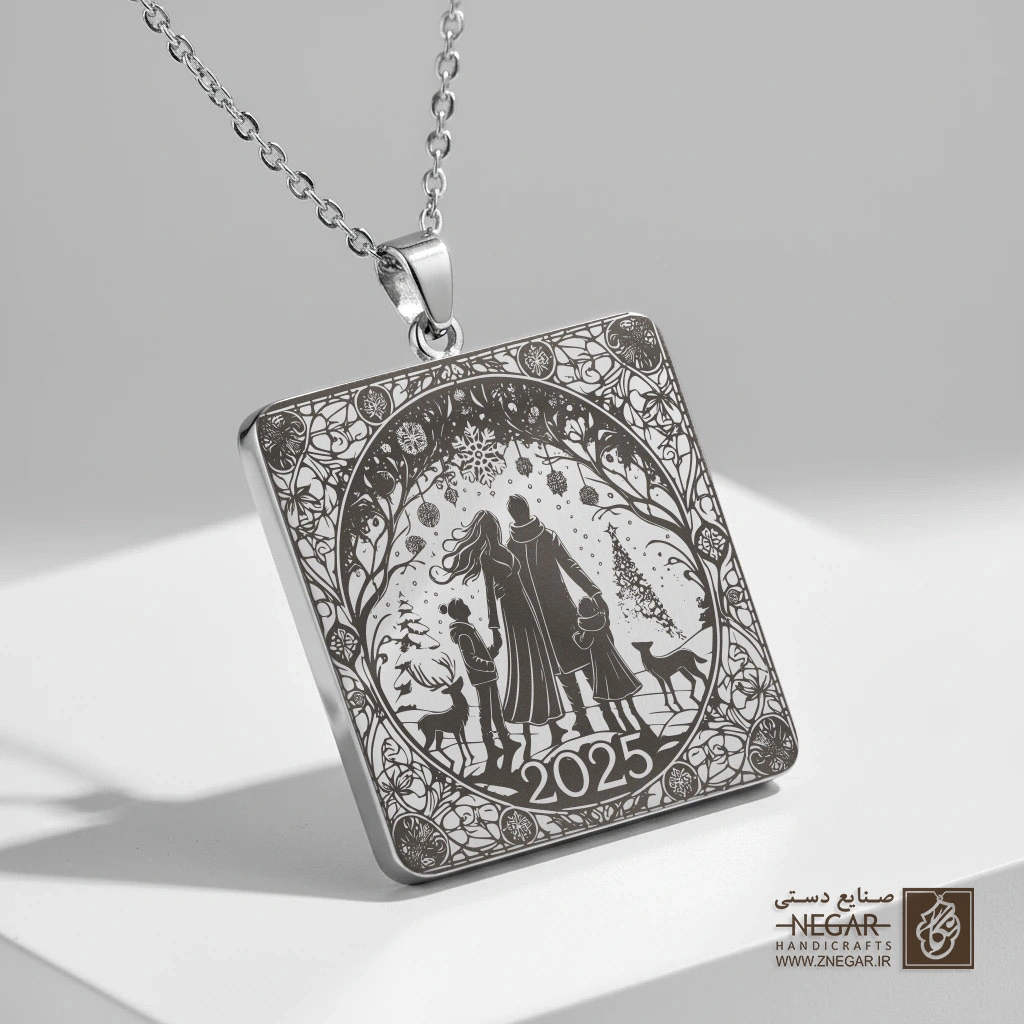 گردنبند طرح سیلئوت خانواده و ماه (حکاکی لیزری فایبر، مدل قاب مربع) کد 501749
