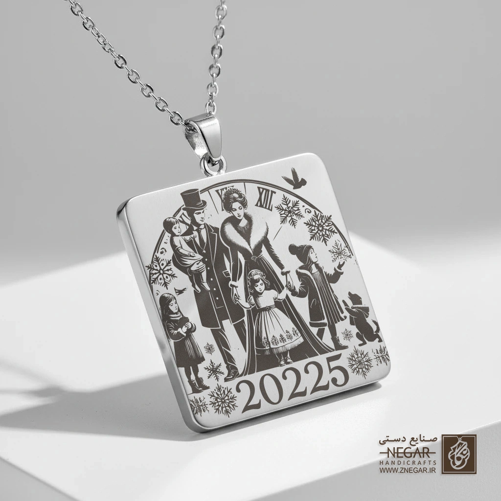 گردنبند طرح خانواده در قاب زمستانی (حکاکی لیزری فایبر، مدل قاب مربع) کد 501751
