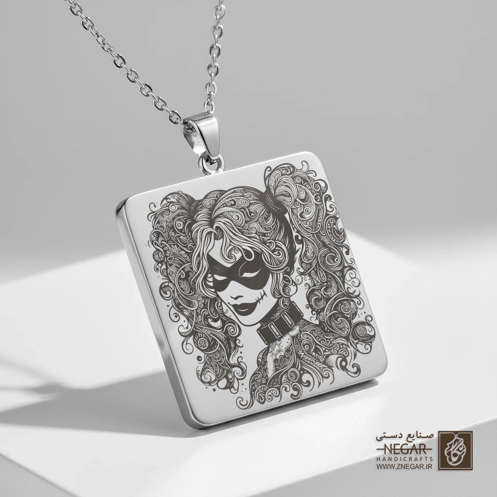 گردنبند طرح پرتره هارلی کوئین (حکاکی لیزری فایبر، مدل قاب مربع) کد 501781