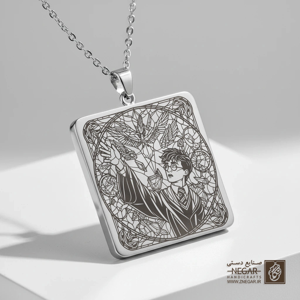 گردنبند طرح هری پاتر و قلعه هاگوارتز (حکاکی لیزری فایبر، مدل قاب مربع) کد 501793