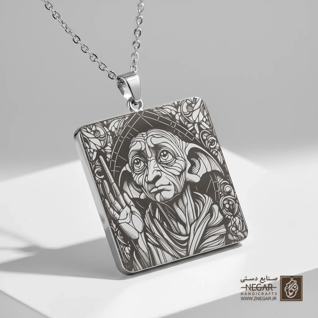 گردنبند طرح پرتره دابی (Dobby) محبوب (حکاکی لیزری فایبر، مدل قاب مربع) کد 501798