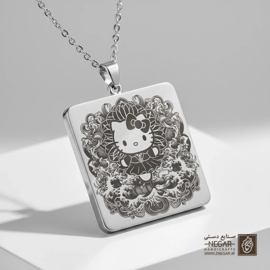 گردنبند طرح هلو کیتی در میان گل‌ها (حکاکی لیزری فایبر، مدل قاب مربع) کد 501834
