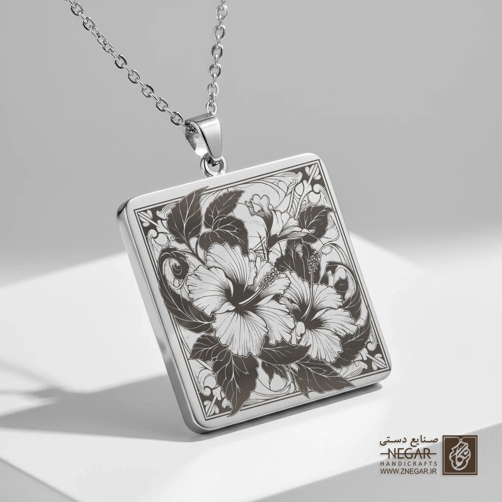 گردنبند طرح دسته گل ختمی (حکاکی لیزری فایبر، مدل قاب مربع) کد 501844