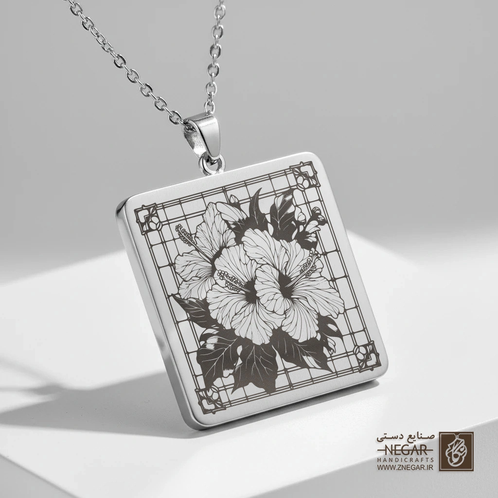 گردنبند طرح گل ختمی استوایی (حکاکی لیزری فایبر، مدل قاب مربع) کد 501846