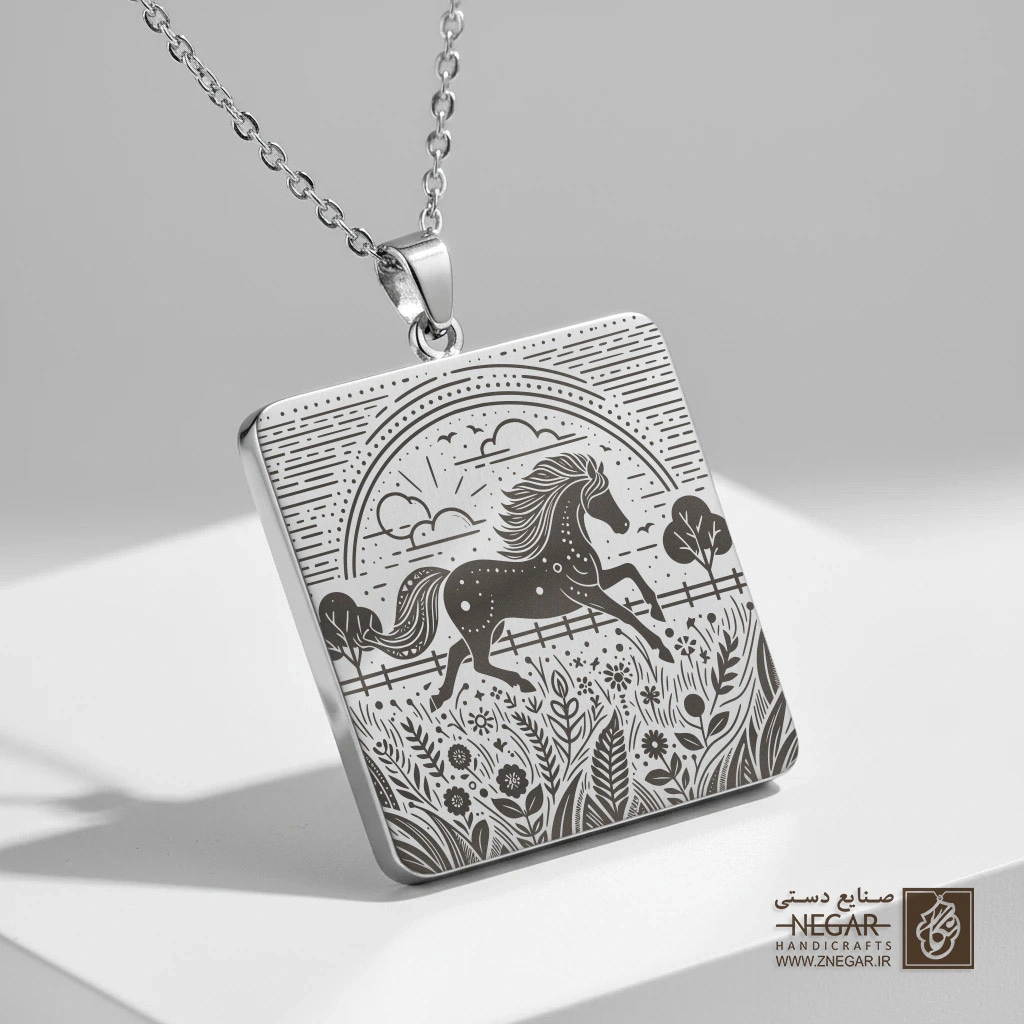 گردنبند طرح اسب در میان دشت (حکاکی لیزری فایبر، مدل قاب مربع) کد 501875