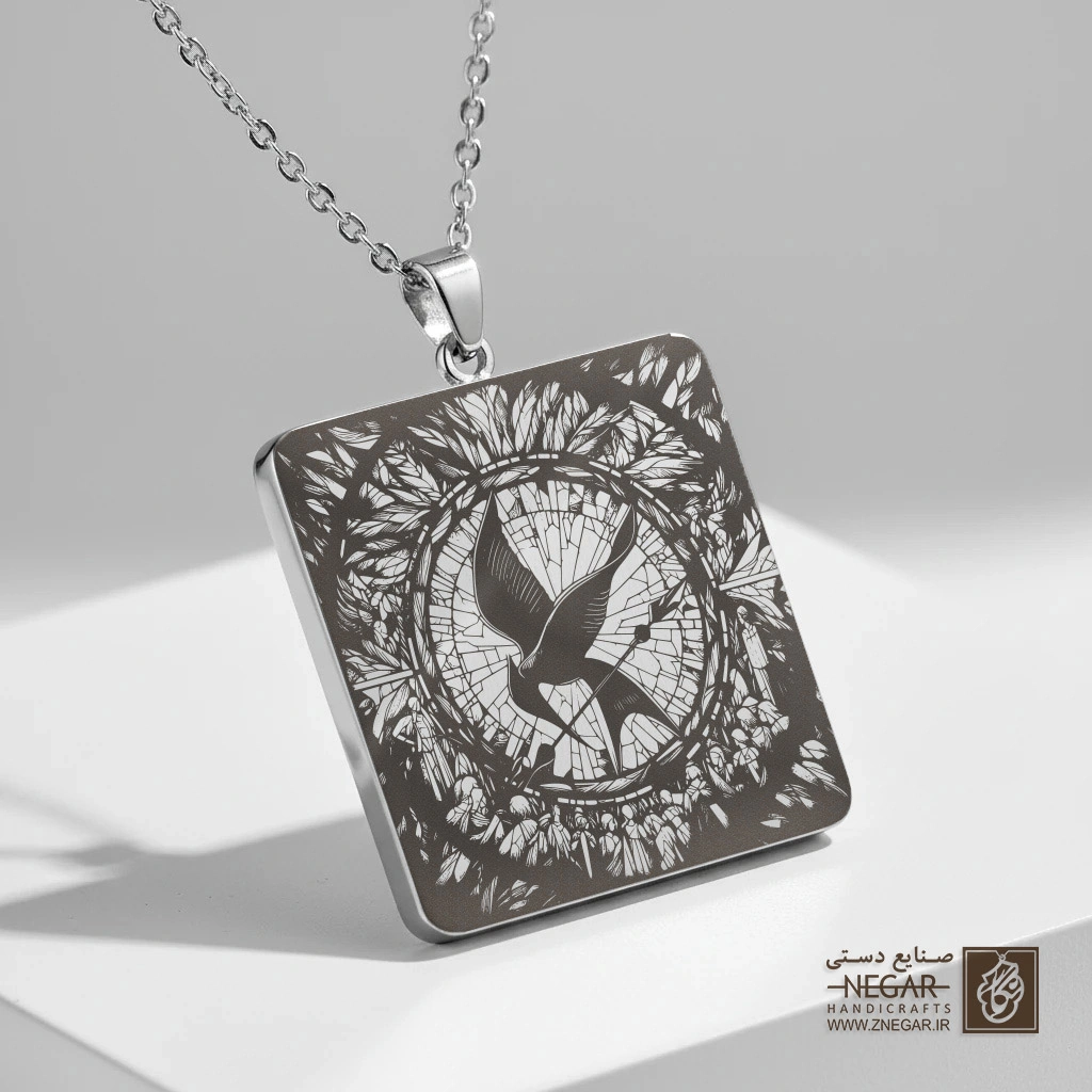 گردنبند طرح مرغ مقلد (Hunger Games) (حکاکی لیزری فایبر، مدل قاب مربع) کد 501901