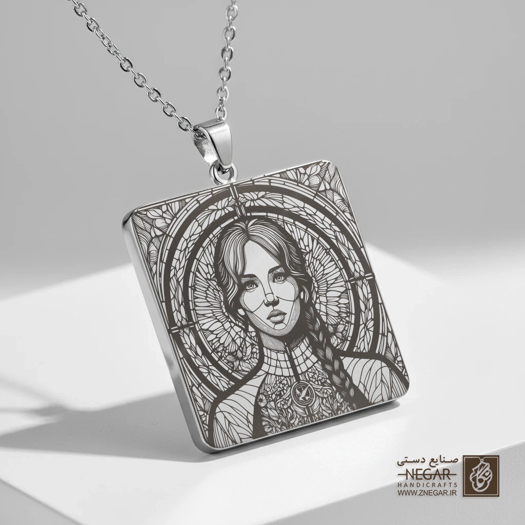 گردنبند طرح پرتره کتنیس (حکاکی لیزری فایبر، مدل قاب مربع) کد 501905