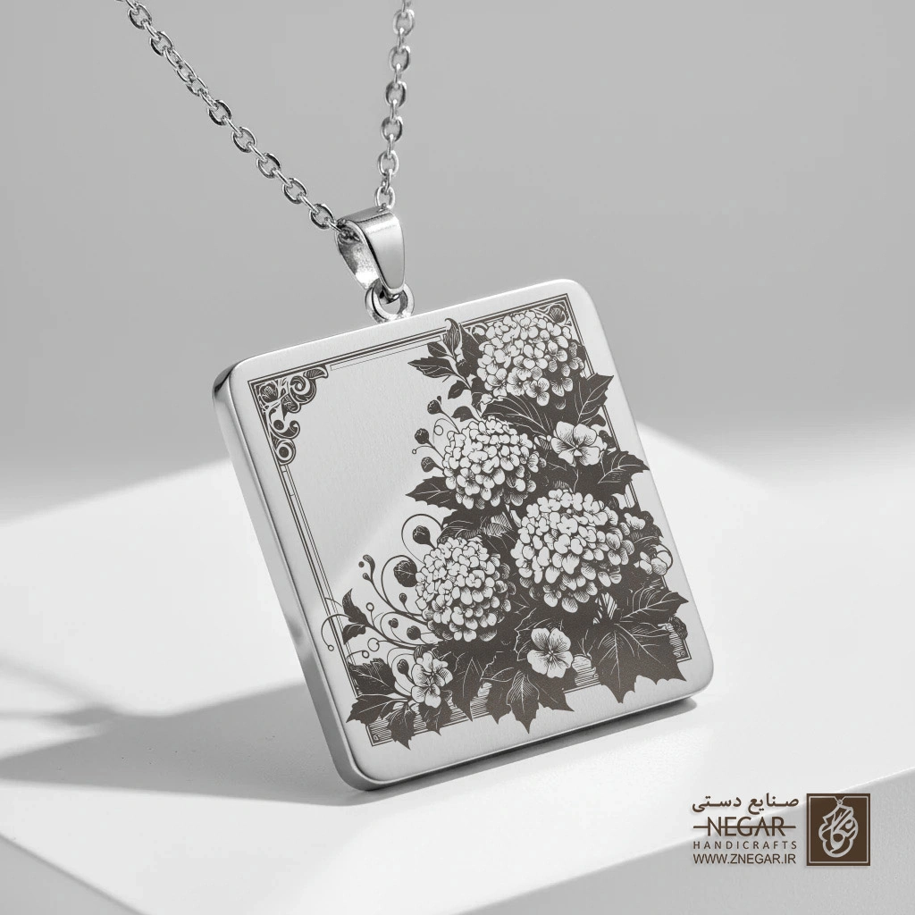 گردنبند طرح گل صدتومانی (Hydrangea) (حکاکی لیزری فایبر، مدل قاب مربع) کد 501932