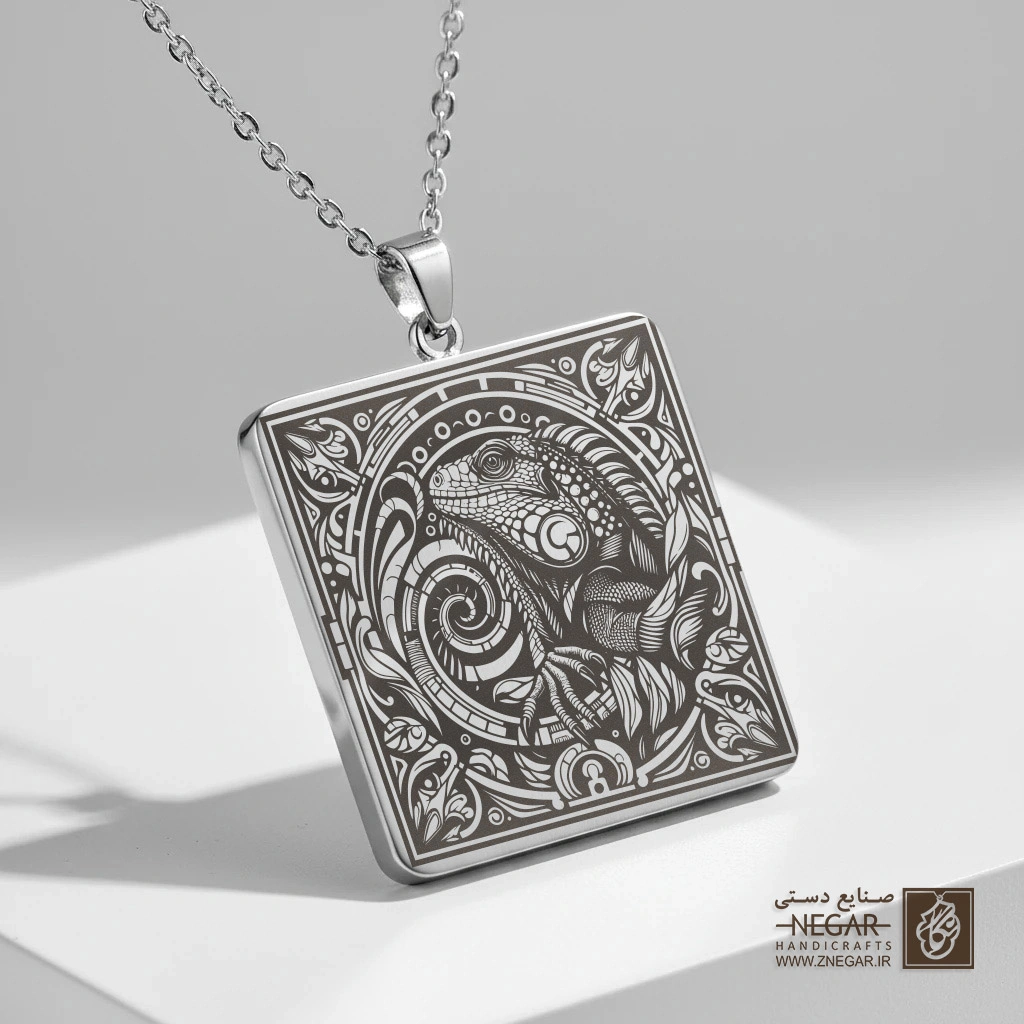 گردنبند طرح ایگوانا فانتزی اسلیمی (حکاکی لیزری فایبر، مدل قاب مربع) کد 501939
