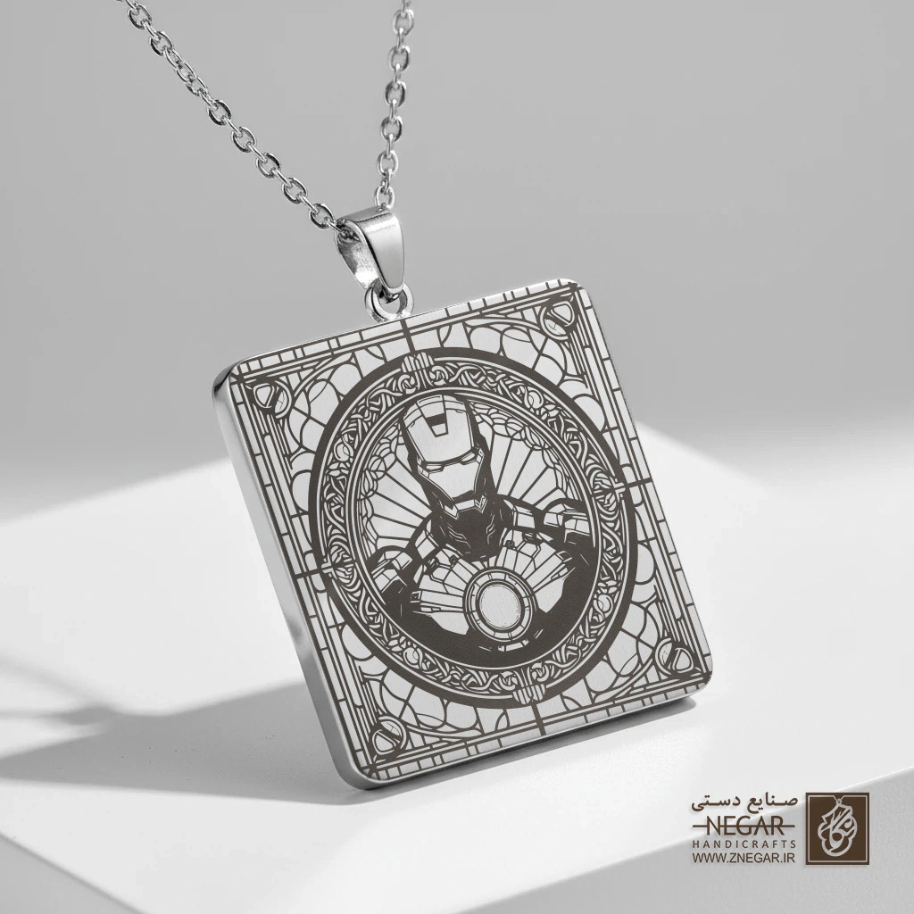 گردنبند طرح چهره آیرون من در قاب (حکاکی لیزری فایبر، مدل قاب مربع) کد 501962
