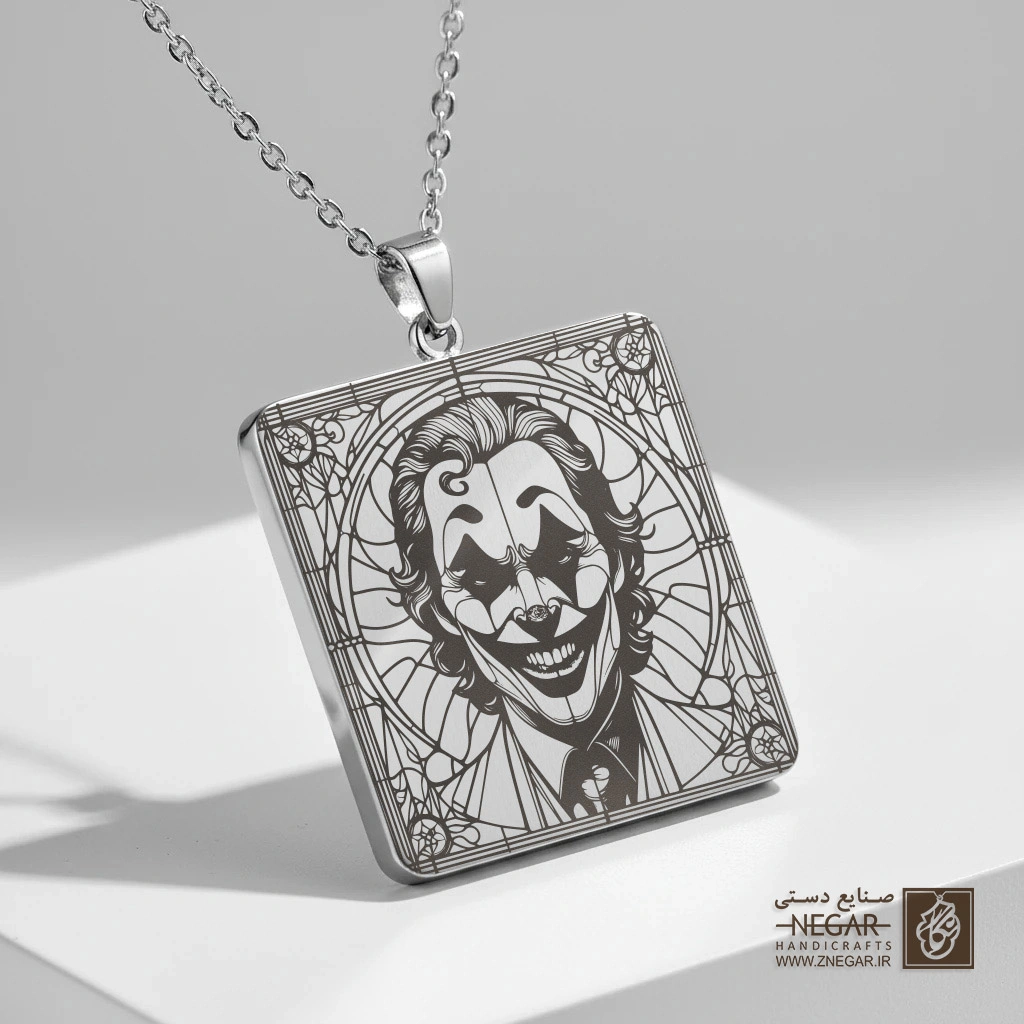 گردنبند طرح چهره جوکر در قاب اسلیمی (حکاکی لیزری فایبر، مدل قاب مربع) کد 502020