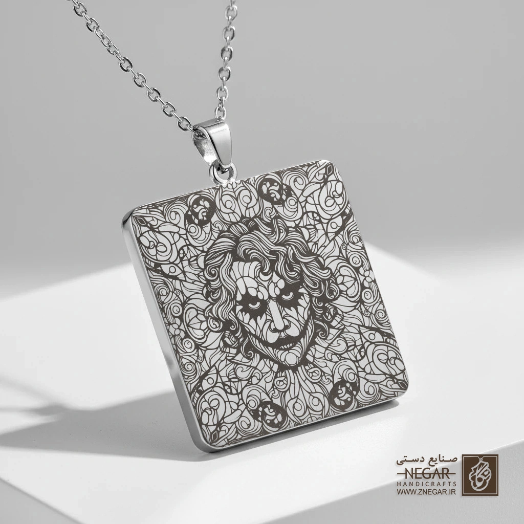 گردنبند طرح جوکر ( رئال) (حکاکی لیزری فایبر، مدل قاب مربع) کد 502021