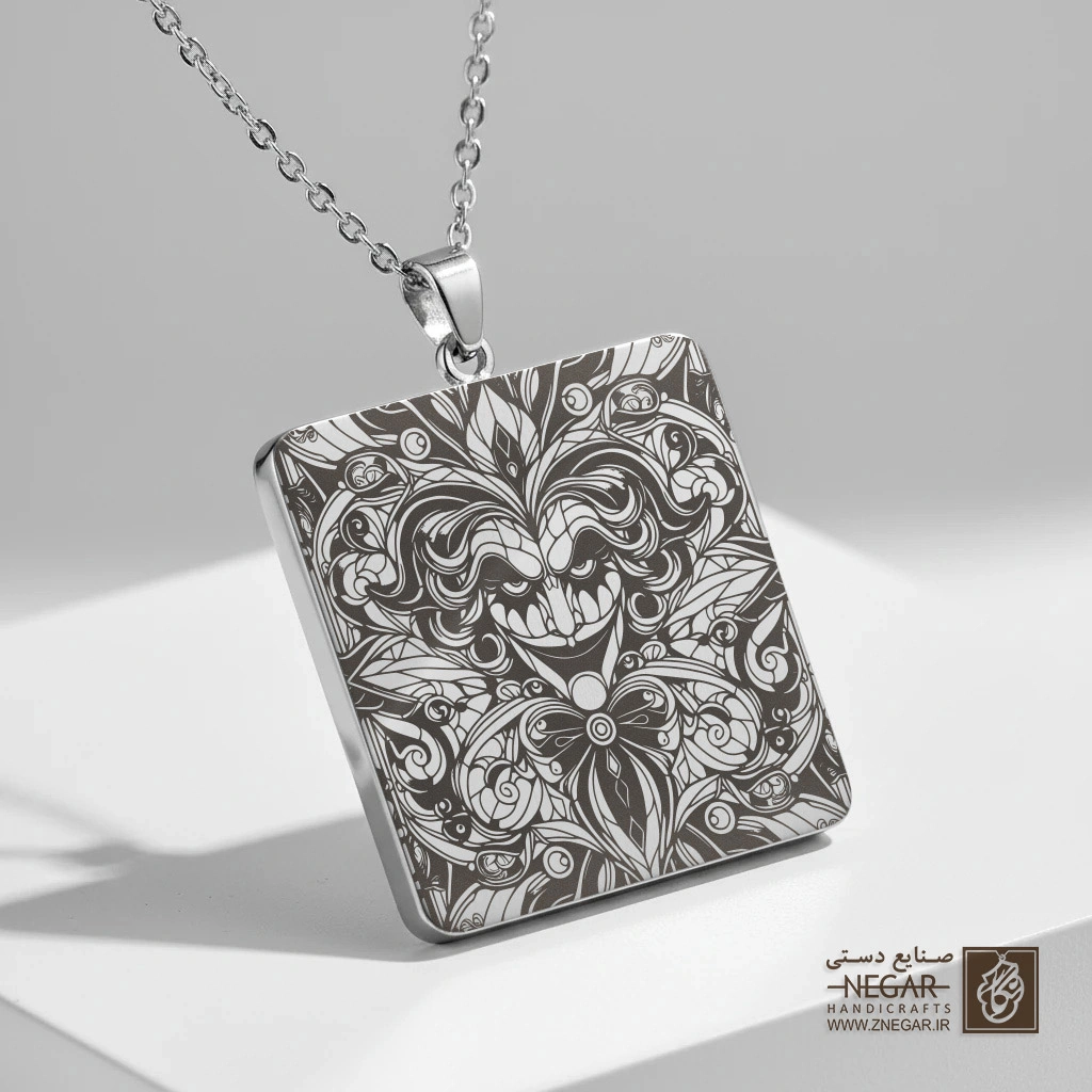 گردنبند طرح دلقک جوکر فانتزی (حکاکی لیزری فایبر، مدل قاب مربع) کد 502022